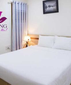 Mẫu chăn ga gối trắng trơn cho khách sạn cao cấp
